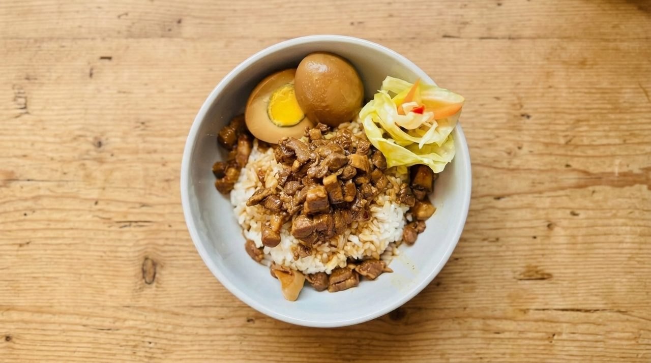 HOJA Loo Bah Png, taiwanesisches Soul Food mit Schweinefleisch, Soja-Ei und Reis