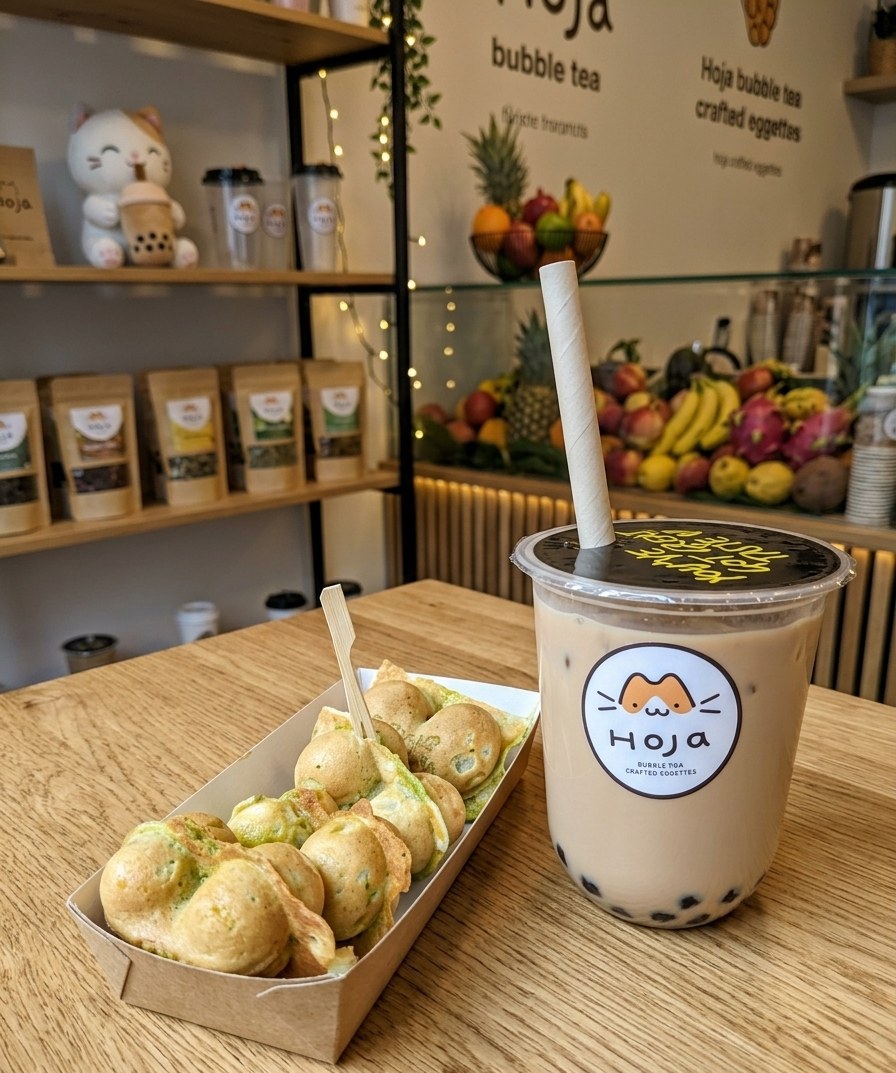 HOJA Mochi-Waffeln mit Matcha-Streusel und ein Brown-Sugar-Bubble-Tea auf dem Tresen